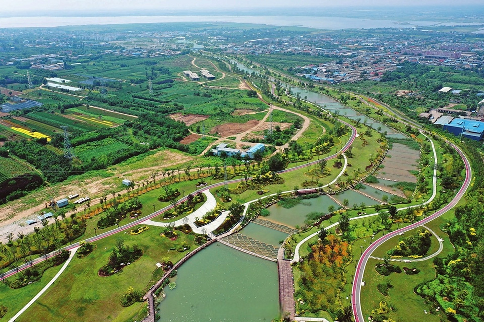 【生态新绿地 美景五龙峪】图为7月4日航拍的运城市盐湖区解州镇的
