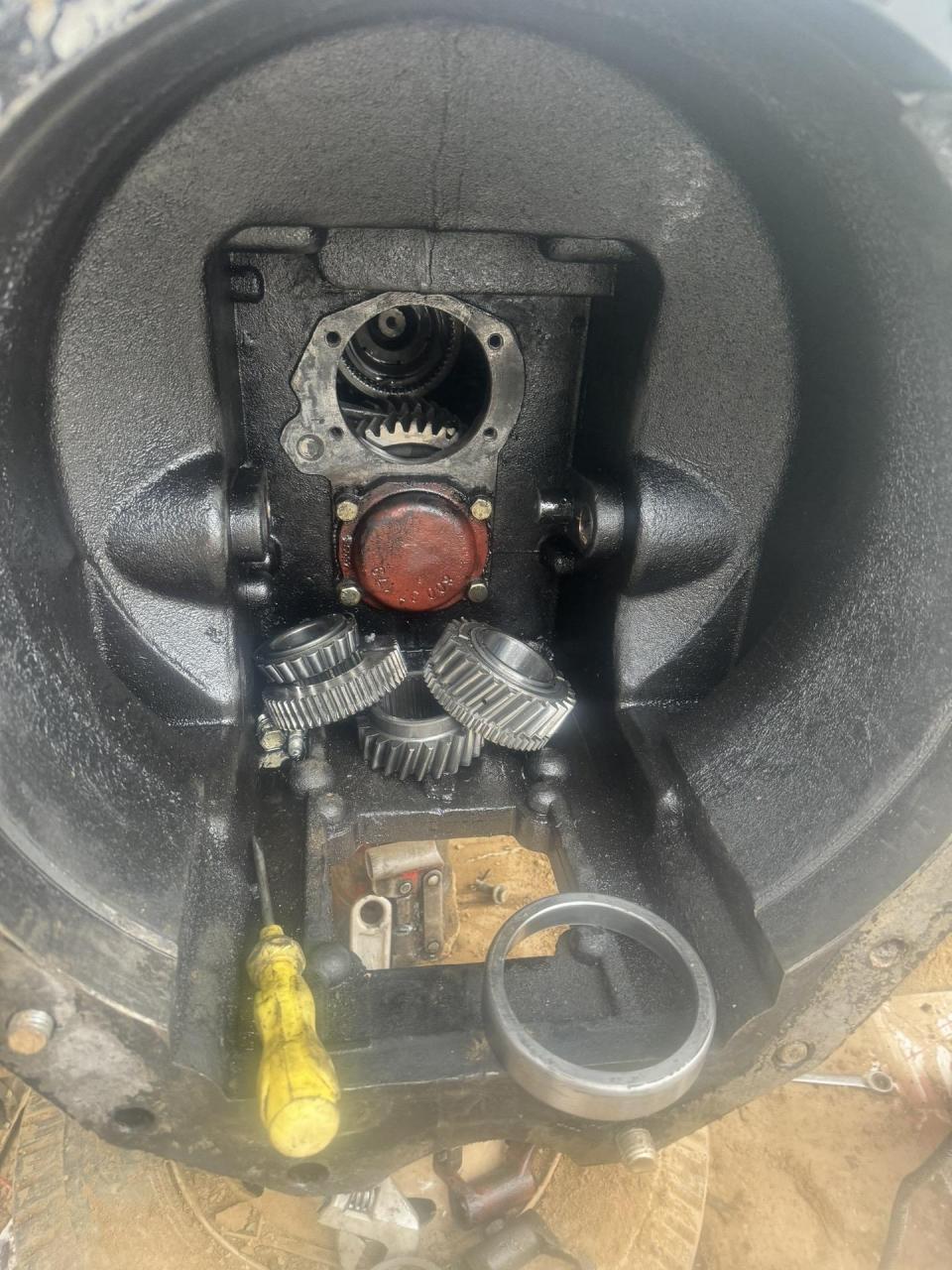 双力美洲豹1604更换动力输出轴连接套,太意外了,从来没见过这玩意能烂