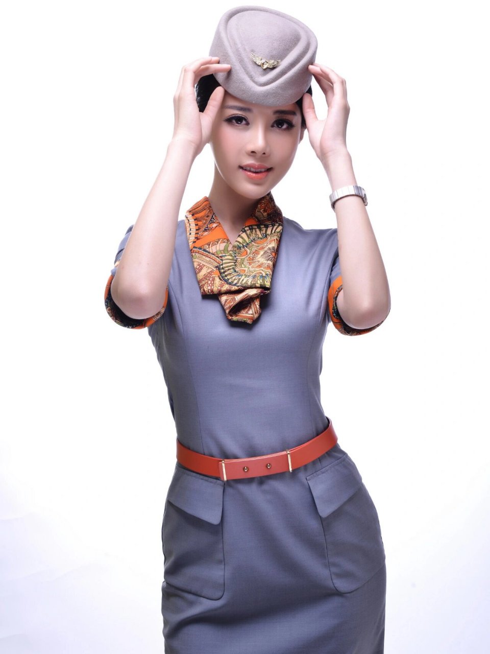 青岛航空制服 青岛航空的制服以海军蓝为主色调,配以沙滩金的丝巾和