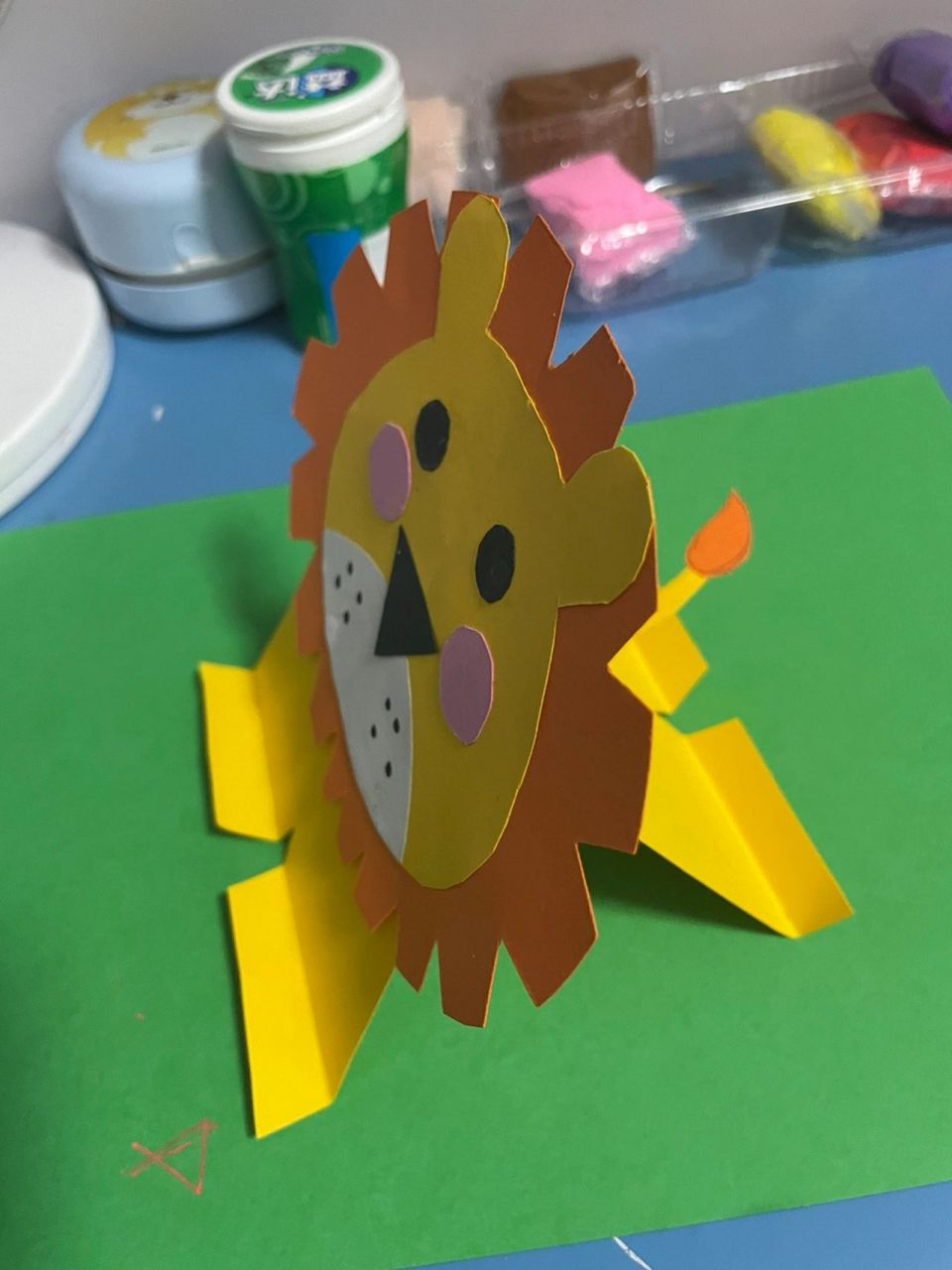 手工立体小狮子    学抖音做的,加了俩腮红,是因为孩子在狮子脸上画了