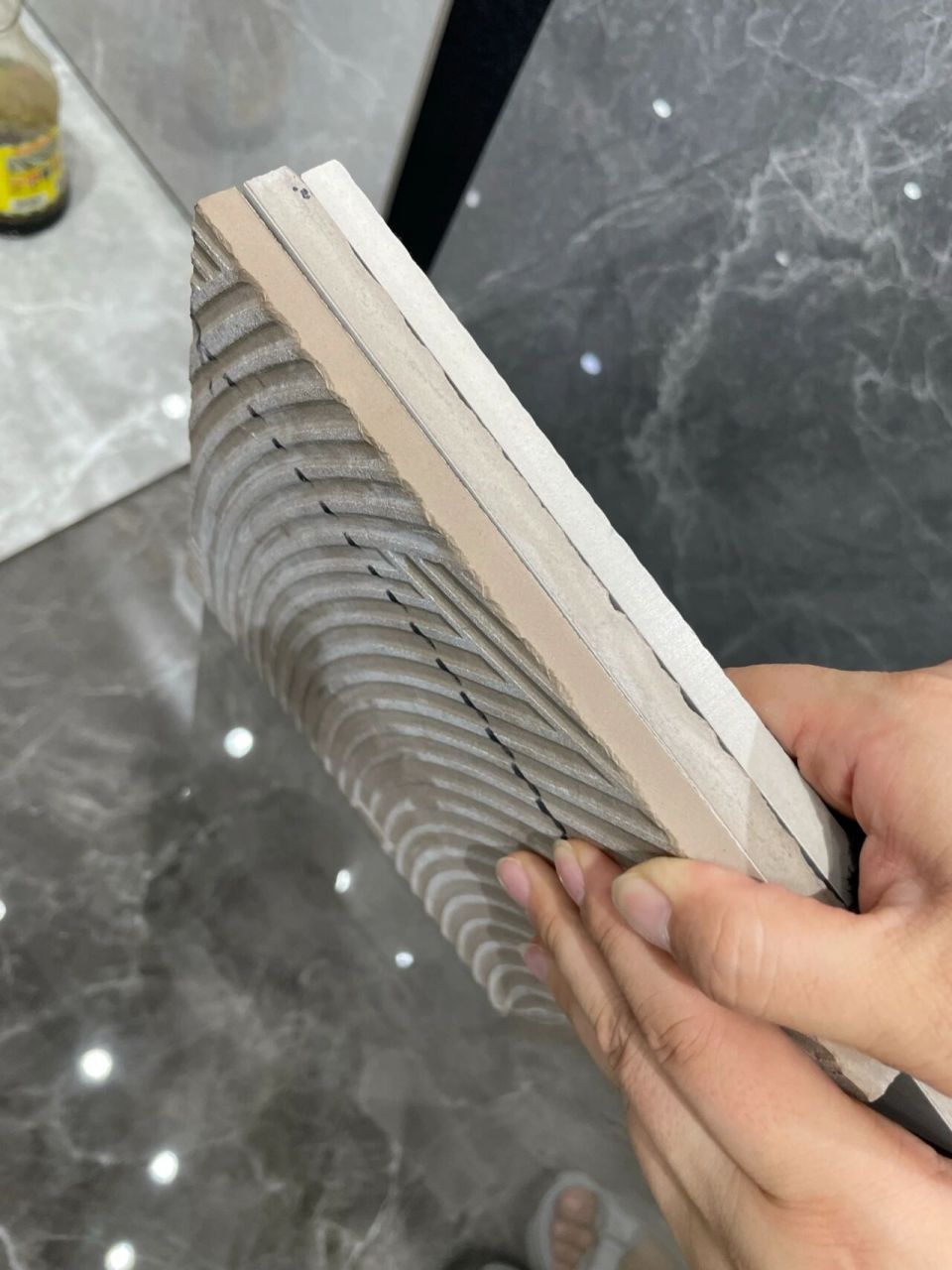 如何辨别瓷砖的好差 从瓷砖的底胚来辨别瓷砖的好差, 1, 底胚发红的