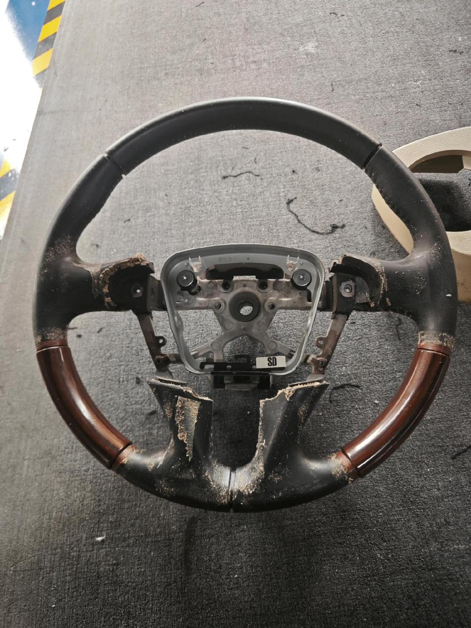 日产天籁方向盘翻新重新包皮,磨损不再,还原驾驶乐趣!