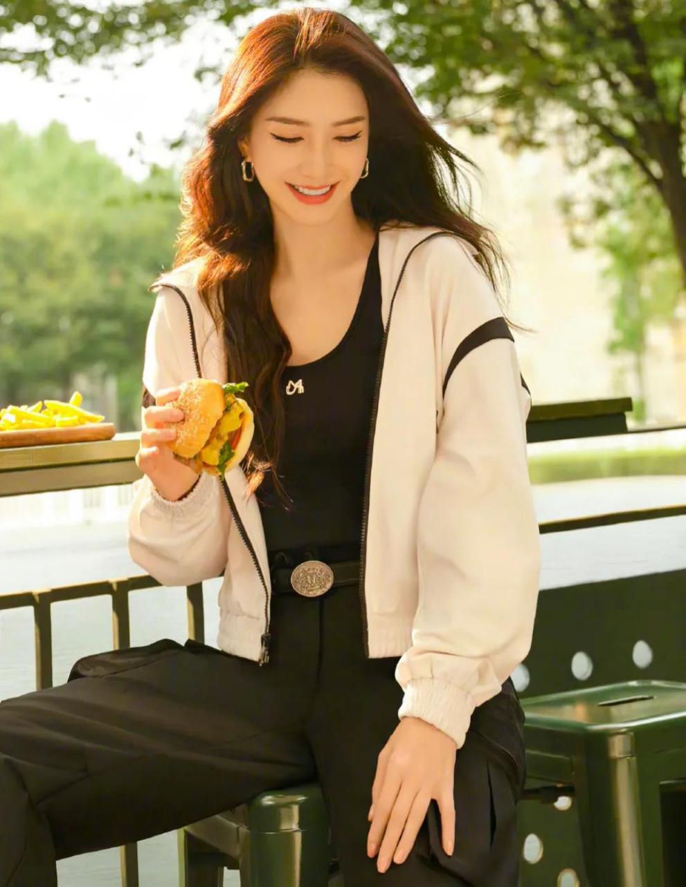 江疏影佳人白衣翩跹舞,长发飘飘似仙姿.