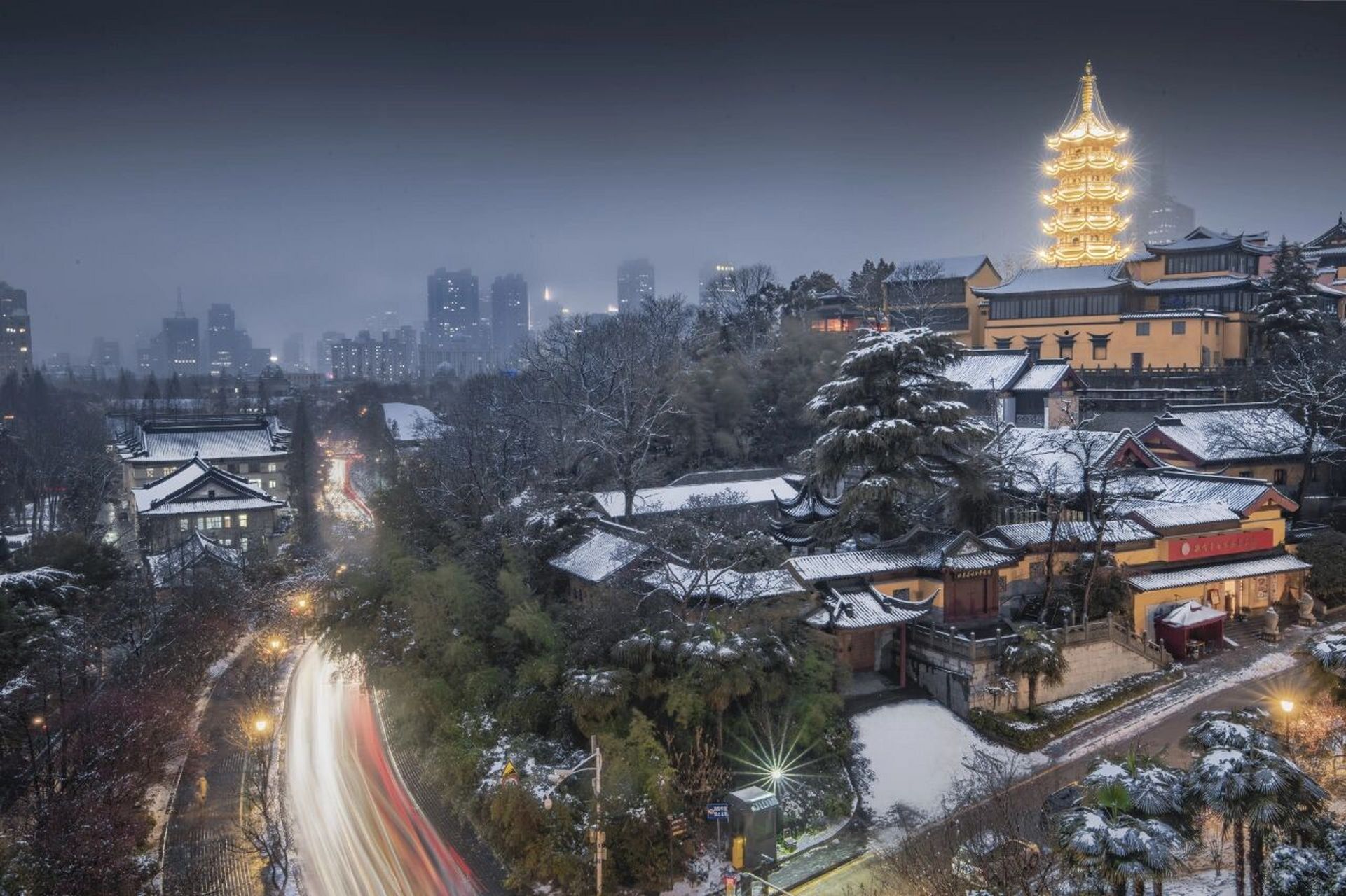 寺楼见雪与谁登|鸡鸣寺雪景|南京爬楼机位 在鸡鸣寺旁,玄武湖畔上了