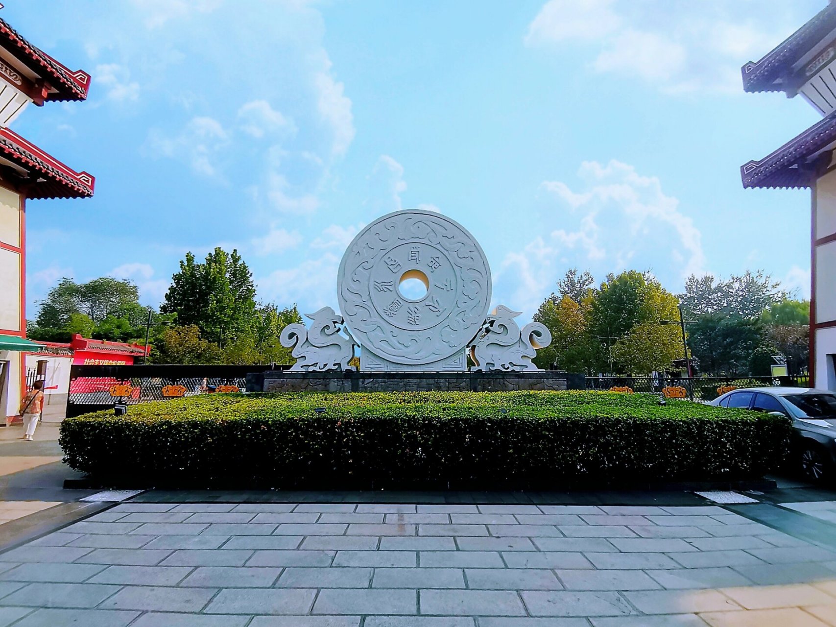 赵苑公园里的一些"土山"不是"山",实际上是邯郸市区为数不多存在于