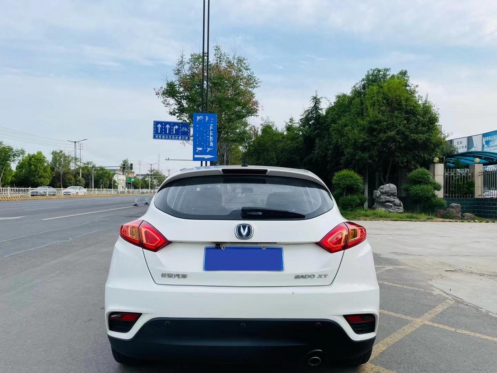 14年长安逸动xt,两厢手动挡高配,带天窗,全车原版,仅仅7万公里,一口价