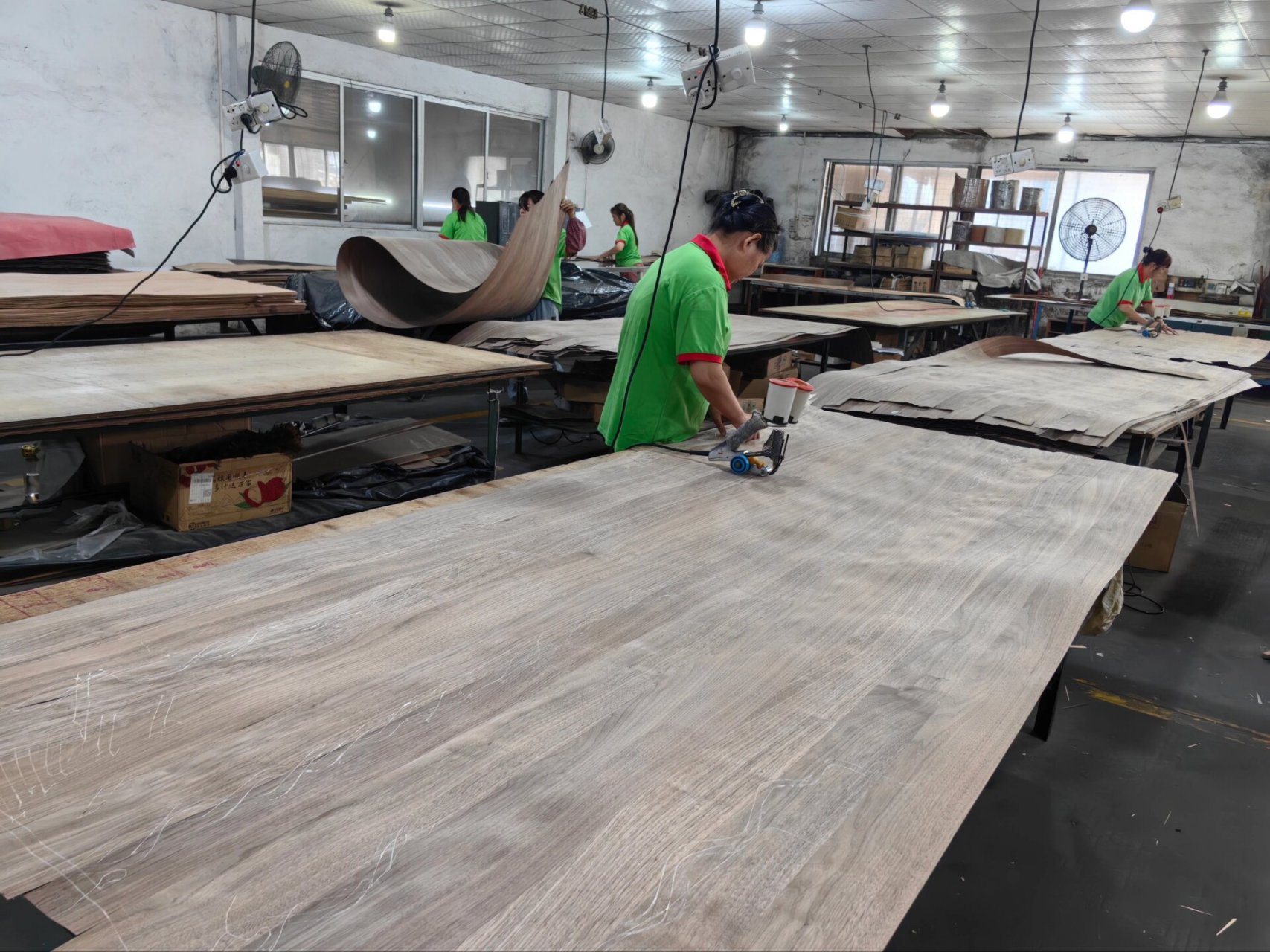 百看不厌的黑胡桃实木拼木皮 黑胡桃半山纹直纹实木乱拼效果极好,永恒