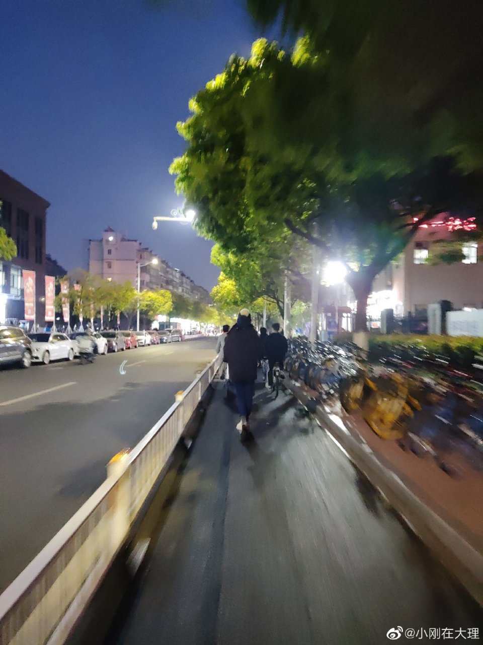 今天下班回家路上,以为碰到地中海了,靠近一看是一位女生戴着个帽子