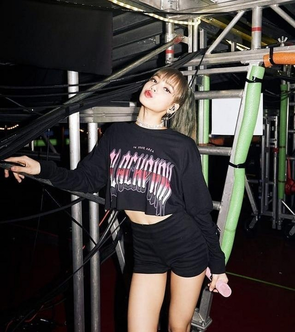 lisa的人脉太广了,刚和足球巨星内马尔同框,接着又和网球天王费德勒