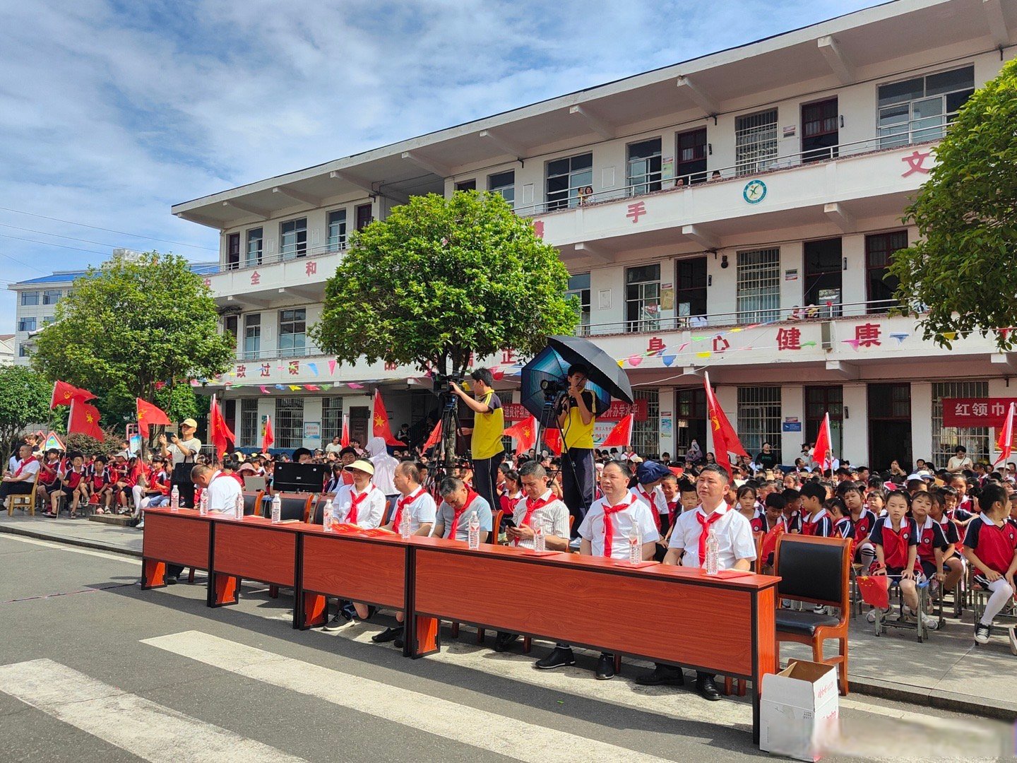 新长征小学开展"六一"儿童节交警伴你"童"行交通安全知识进校园活动