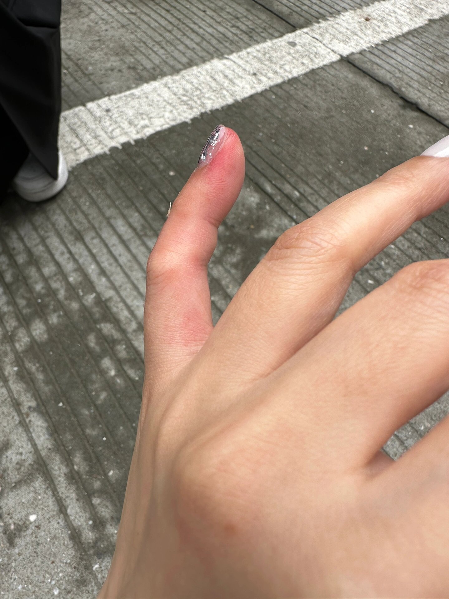 没想到小指被门夹的锁住了 密码按了四五次才打开 以为手指要废掉了