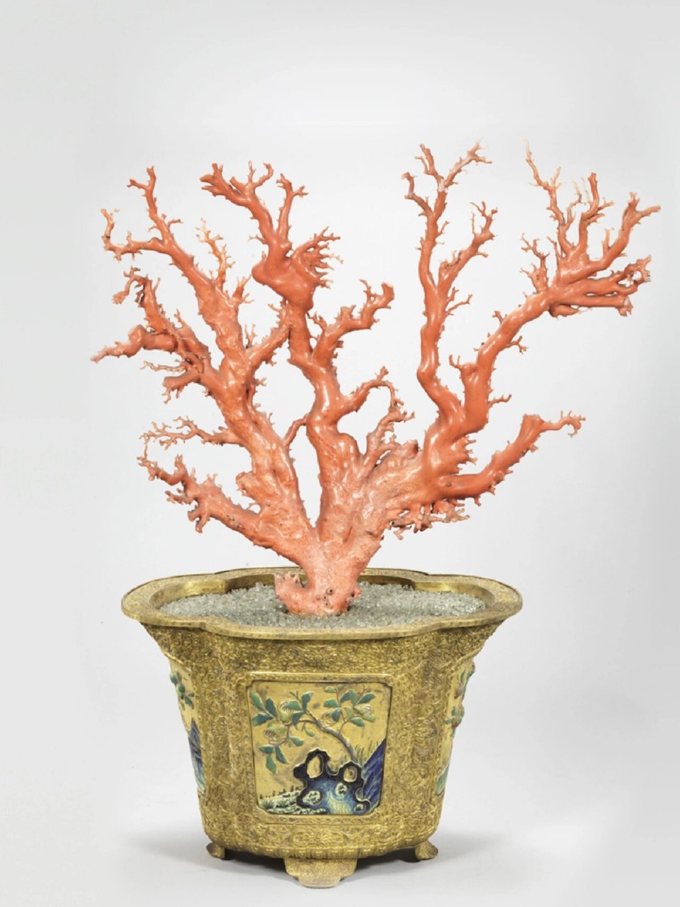 清|铜镀金珐琅海棠式红珊瑚盆景   	 采用整枝红珊瑚制作,珊瑚树高度
