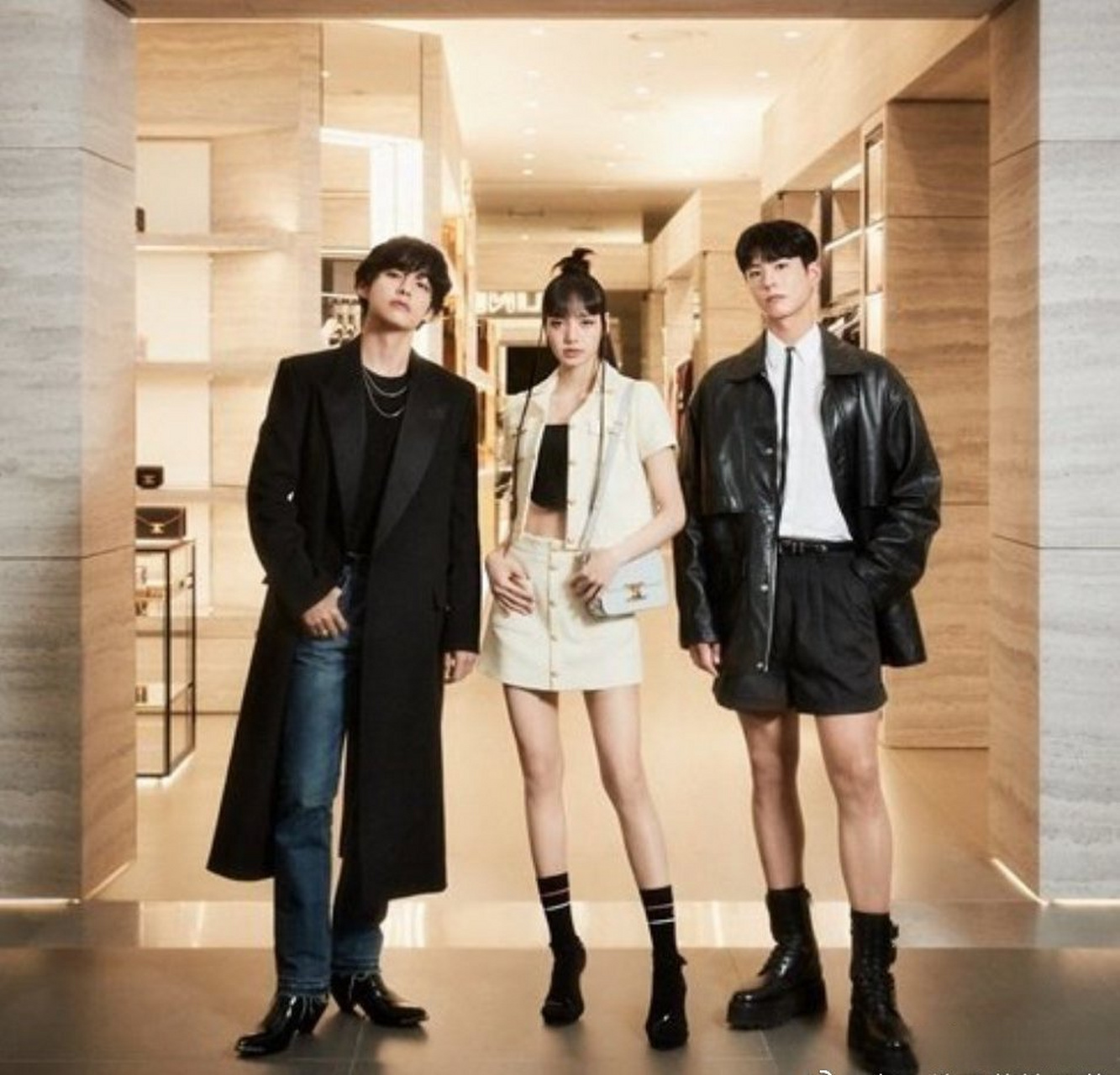 朴宝剑金泰亨lisa同框照##金泰亨朴宝剑lisa合照#特别帅