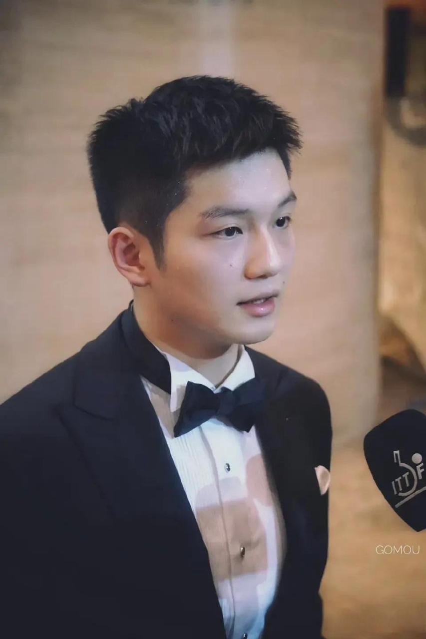 樊振东穿西装帅炸天!花季的年龄,再打扮起来,真是太好看,太养眼了!