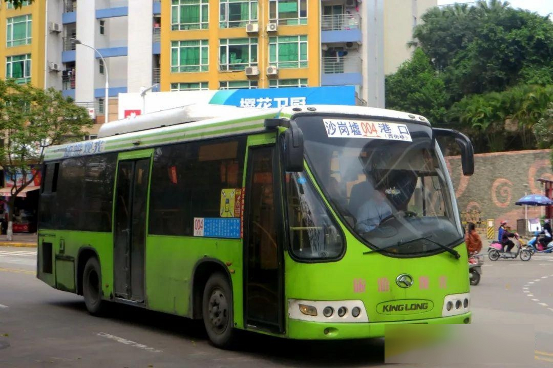 中山公交集模仿重汽伊斯特龙造型的金龙客车.