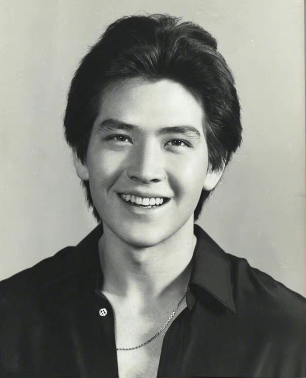 年轻时的中美混血歌手,演员费翔 1960年12月24日出生于中国台湾,祖籍