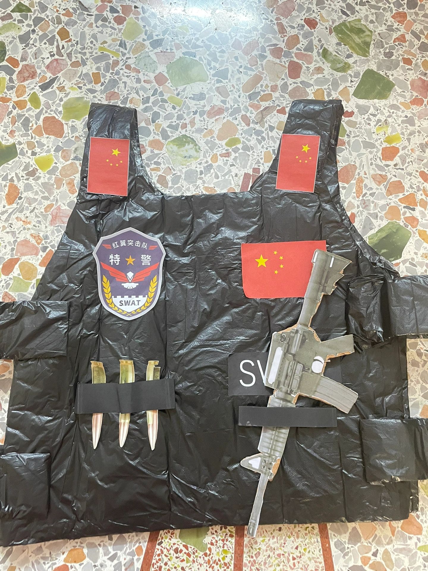 幼儿园环保垃圾袋衣服自制警察衣服 每个男孩子都有一个警察梦94
