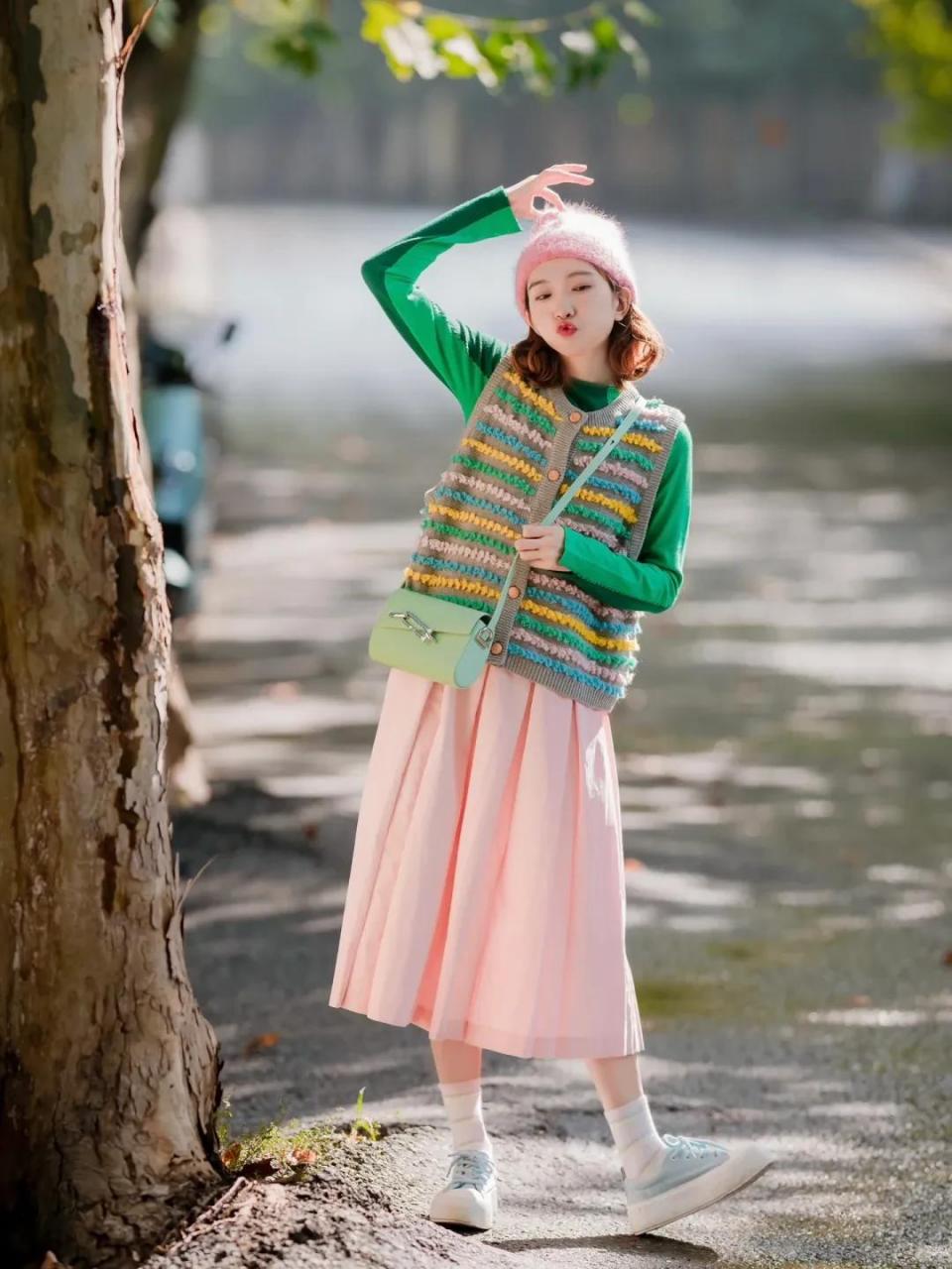红绿配色竟然也没有俗气感,绿色的上衣搭配绿色的条纹马甲,搭配粉色a