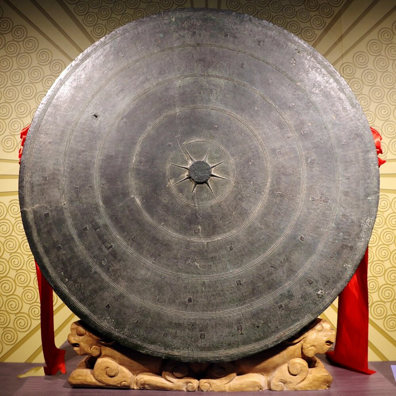 世上最大的铜鼓 广西民族博物馆拥有世界上数量最多,种类最全的铜鼓