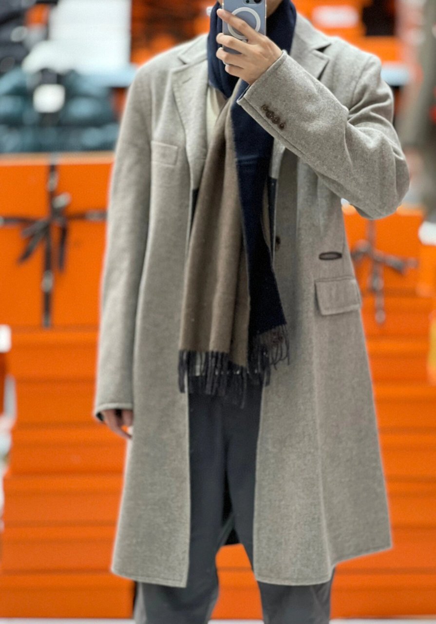 爱马仕 羊毛大衣 风衣 又到了可以穿大衣的季节了,这款灰色的hermes