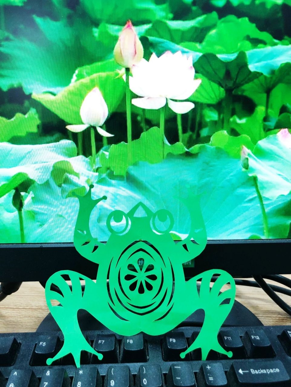 对称剪纸青蛙教程 给二年级学生上的剪纸课,很可爱的青蛙,剪完青蛙也