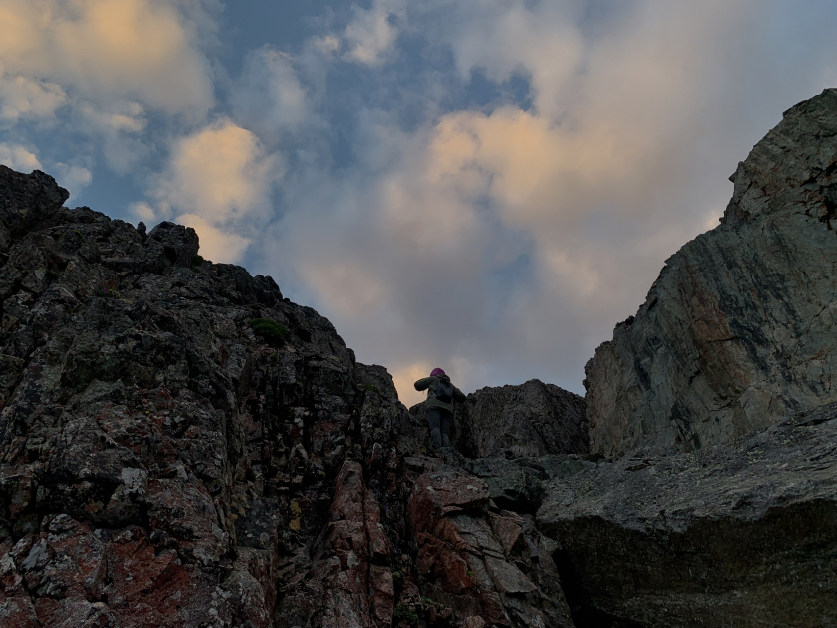 奇异飞来峰|九顶山太子城 长得像坟包的山体,拥有着神秘的传说,其攀爬