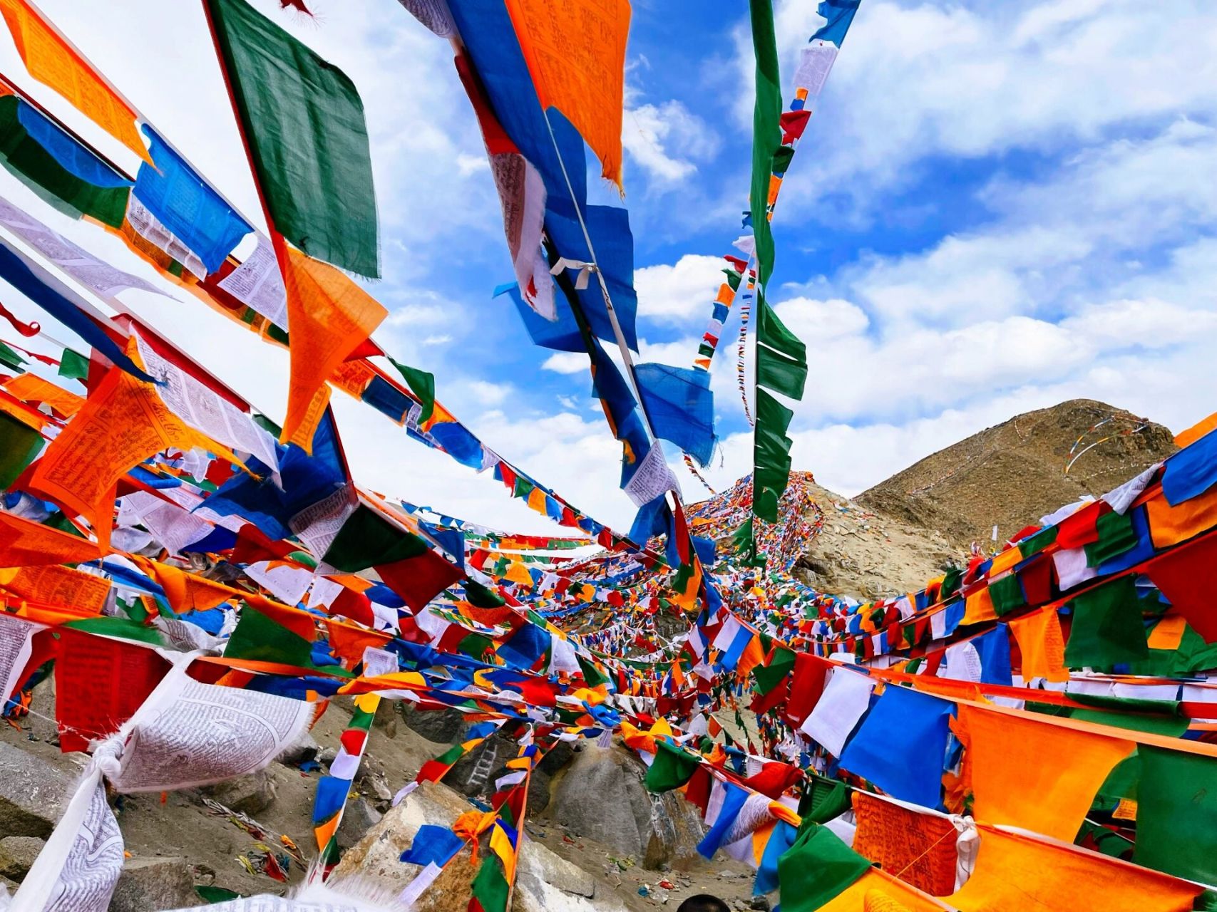 西藏拉萨|纳金山挂经幡祈福  纳金山是拉萨最大的挂经幡的地方,之所以