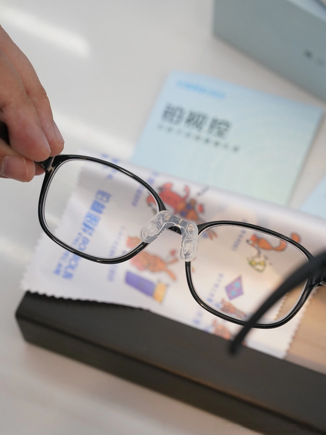 我在门诊的时候很多家长问过我,建华老师,近视是病吗?