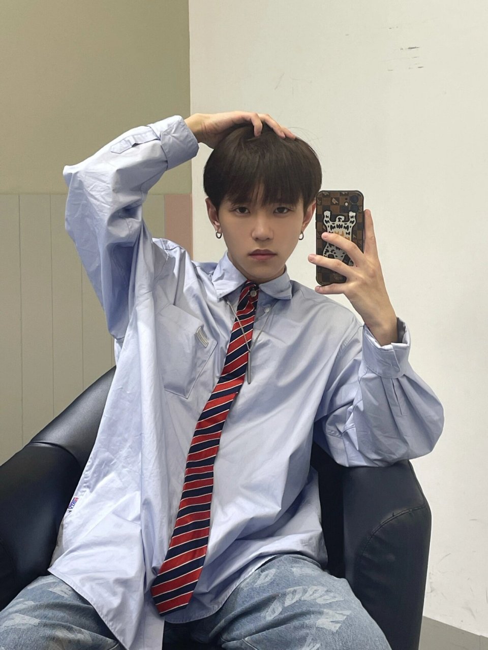 今天是男高中生 把头发拉直了 还是直发有少年感 也方便yyds