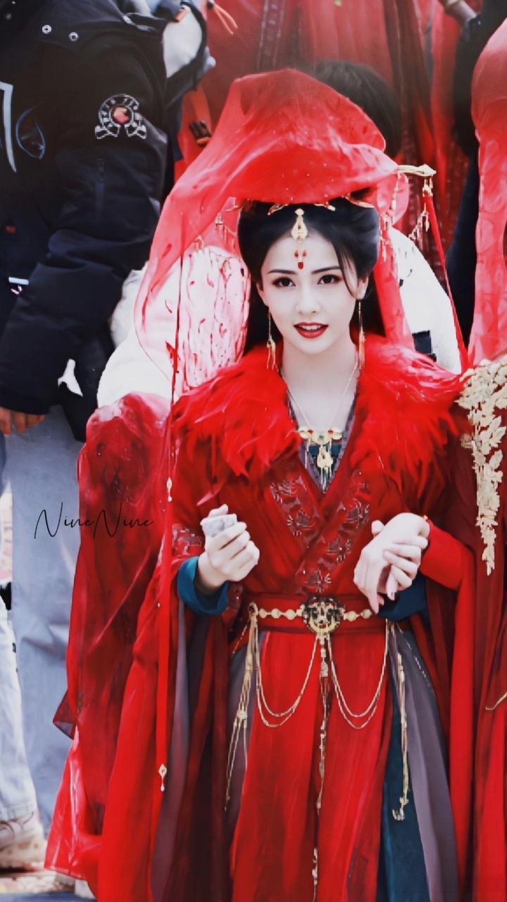 白鹿|古装红色嫁衣造型,翩若惊鸿,身姿窈窕,遥遥望一眼就让人心动!