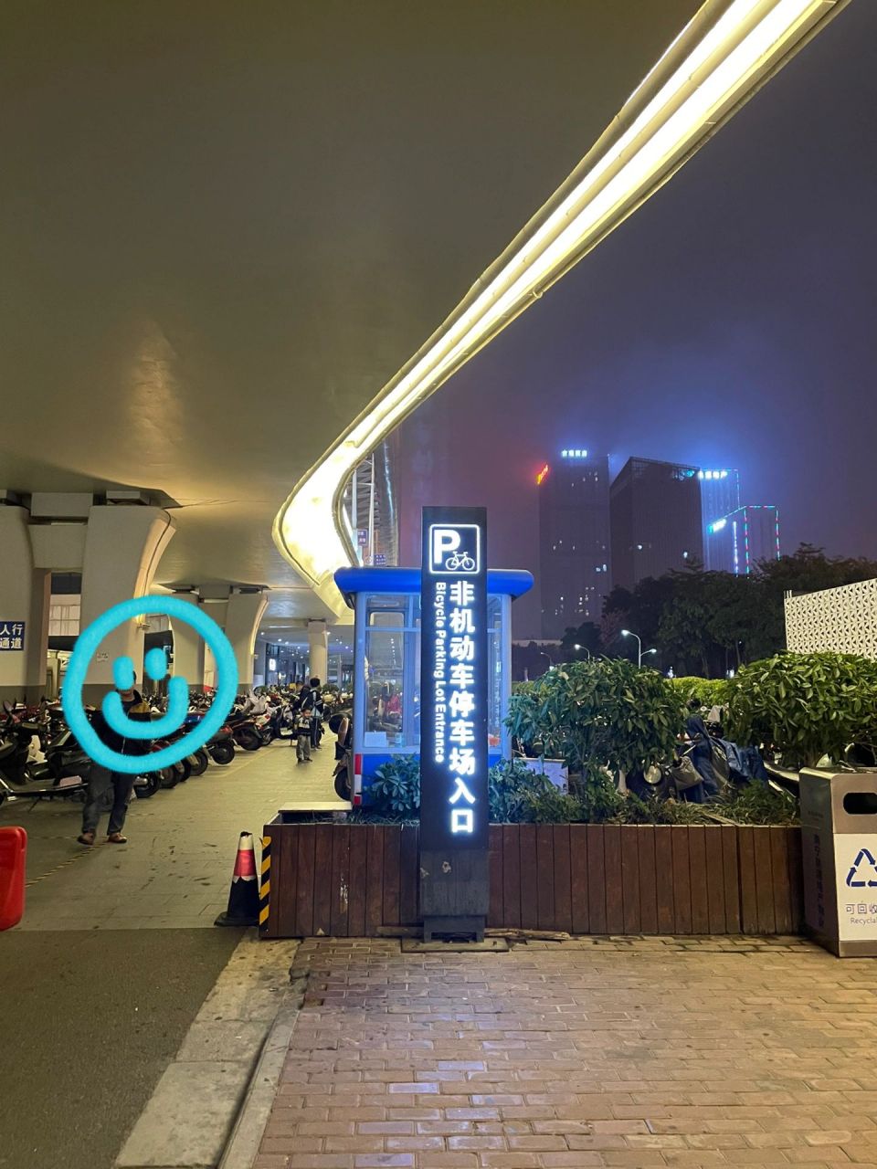 南宁东站南广场有电动车停车场啦～ 南宁东站南广场出站口外,桥底下