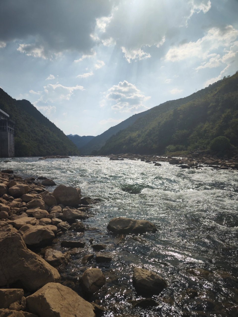 探茅台酱香水源——赤水河 赤水河,茅台镇酱香酿酒取水的上游.