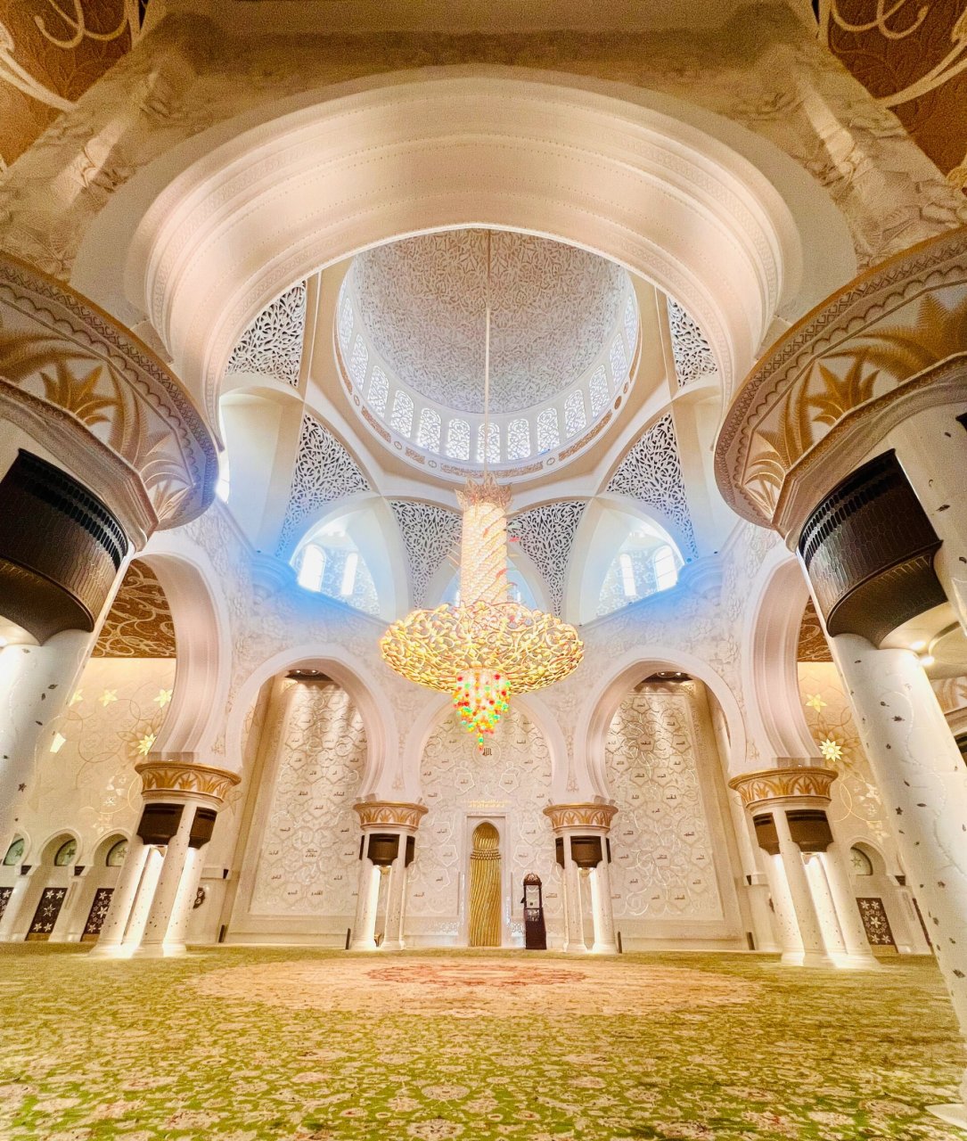 阿布扎比清真寺(谢赫扎伊德清真寺) 阿布扎比大清真寺,位于阿联酋首都