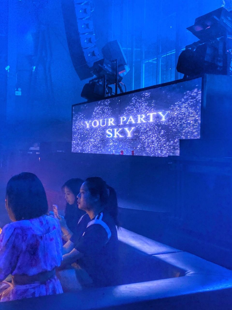 成都来了一群美女帅哥朋友到乐山 必须带他们来乐山最hi的场子玩 - 11