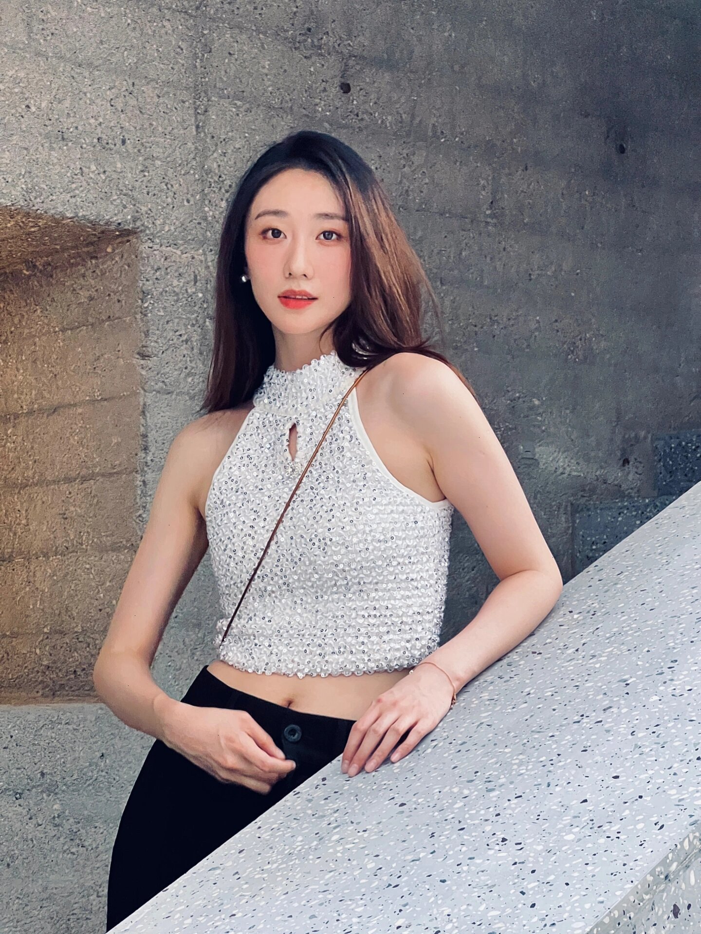 安冬 in brow moda 演员安冬私服身穿brow moda亮片挂脖镂空钻无袖