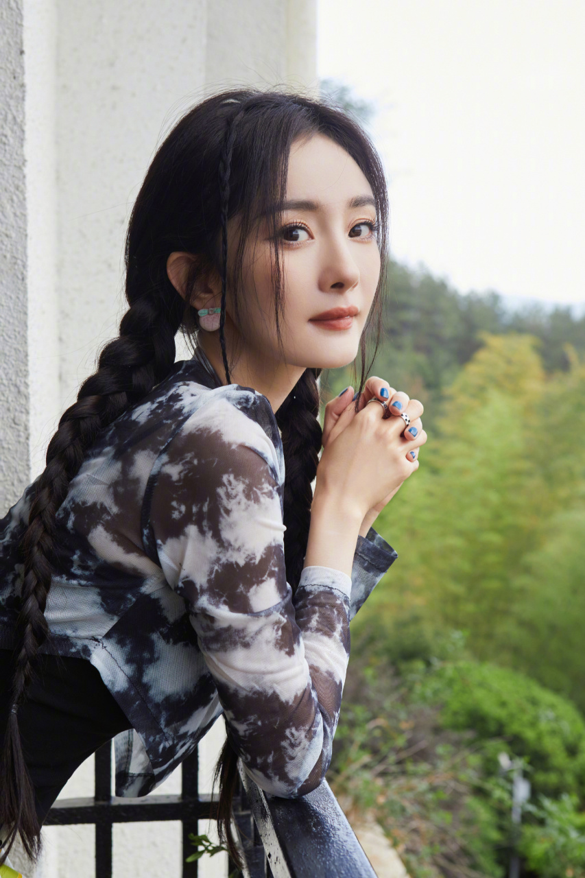 杨幂全新日常随拍,扎染上衣双麻花辫,蓝色美甲比耶又萌又美