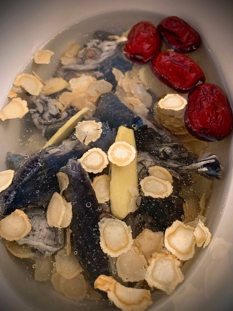 花旗参乌鸡汤 材料:花旗参15g,乌鸡半斤,红枣4,姜片,枸杞一把 166