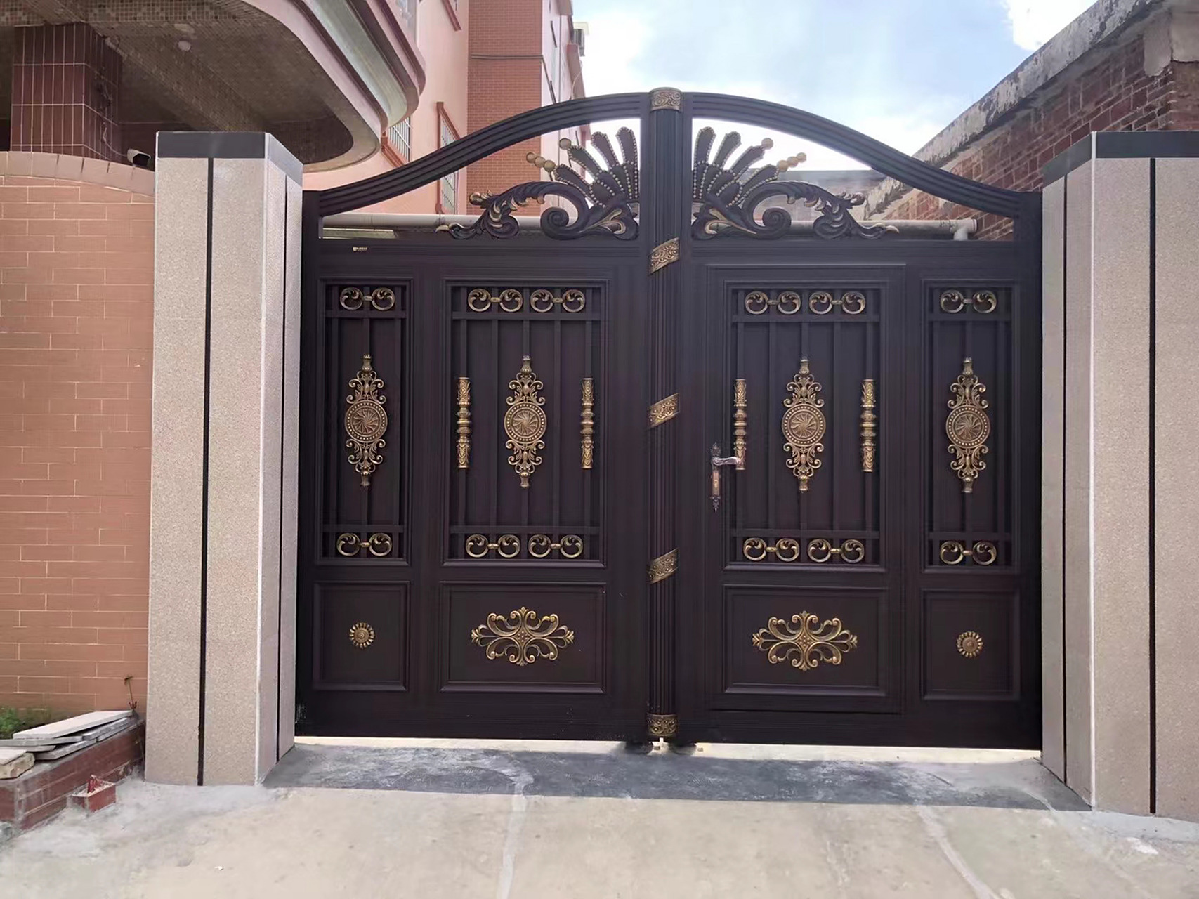 2023年流行的农村自建房大门 到2023年啦今年非常流行铝合金大门  不