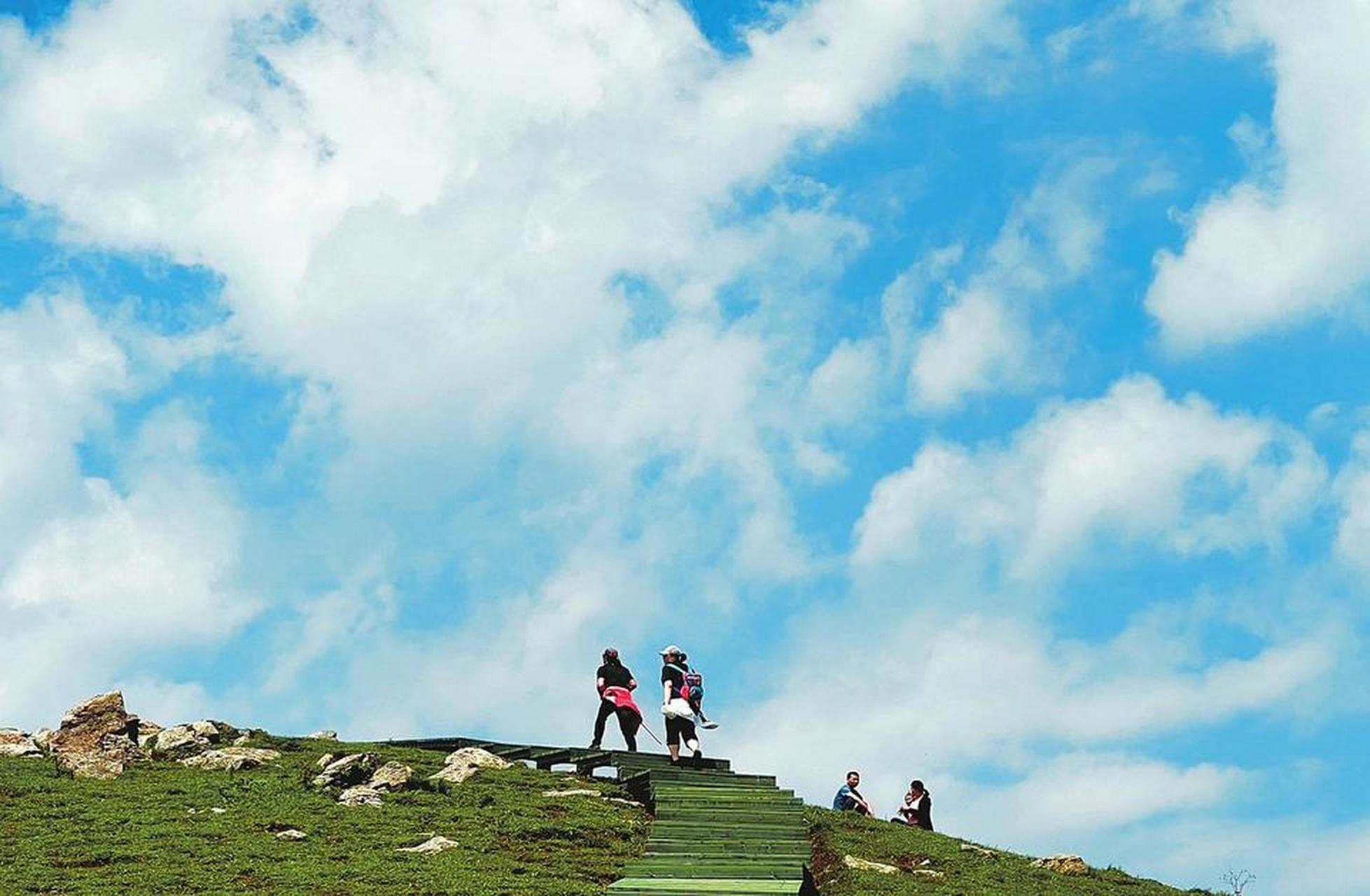 【云中"漫步"】  8月3日,娄烦县云顶山景区,登山爱好者在山顶步道上