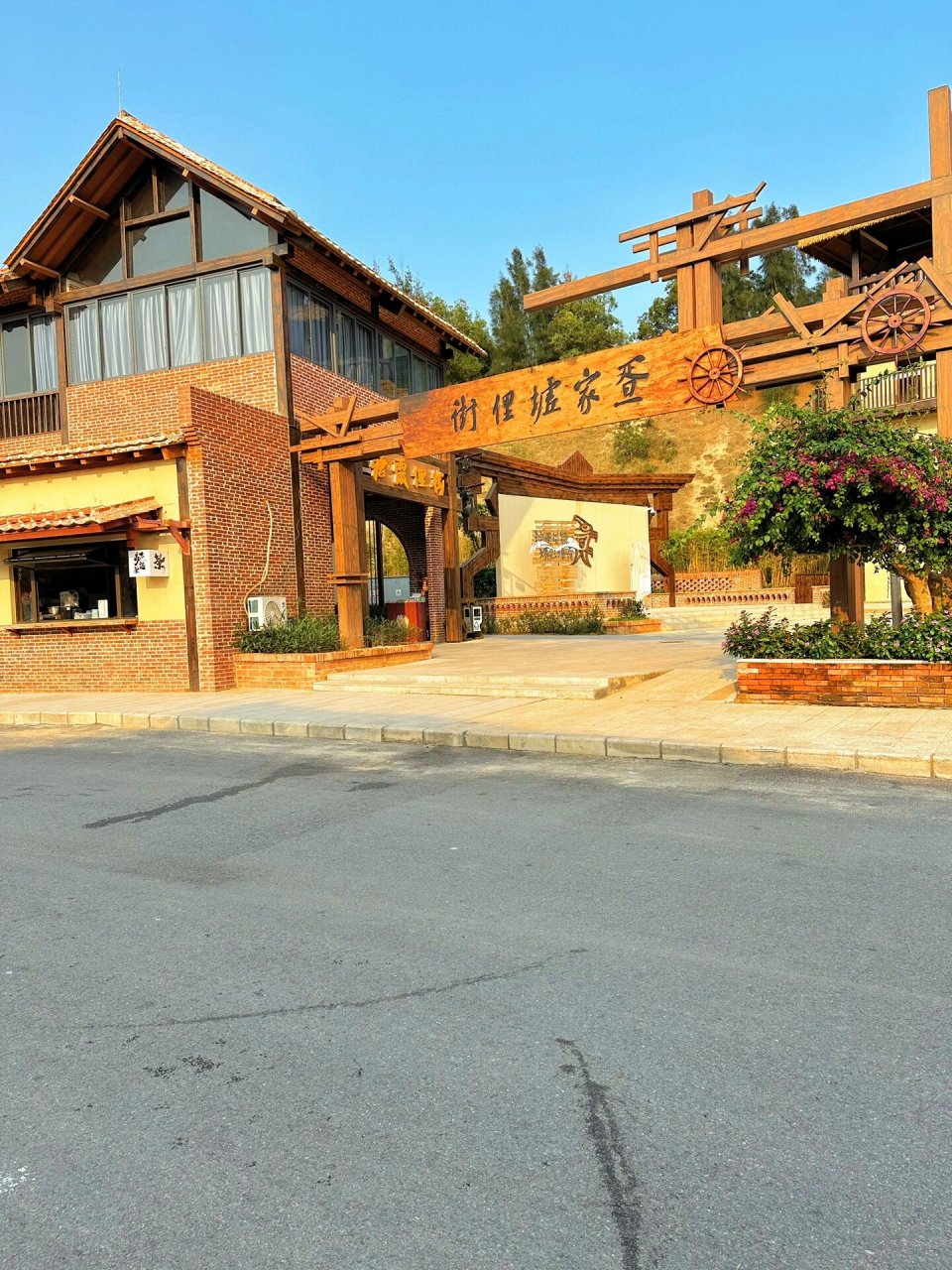 茂名景点推荐 晏镜疍家墟61塘霞俚街坐落于电白区南海街道,于2021