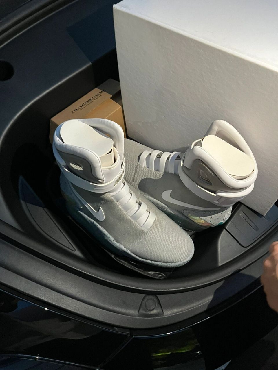 全球限量89双.这是耐克根据经典电影《回到未来》而设计的鞋子.