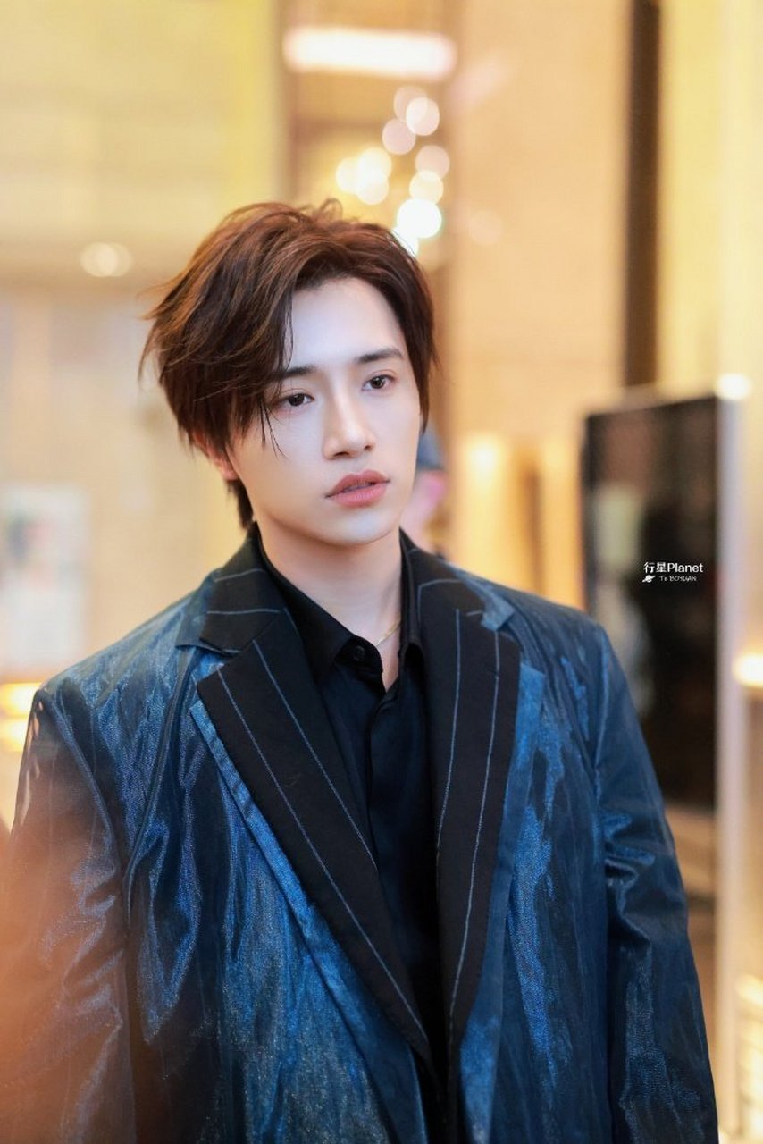 伯远天赐的声音##伯远孔雀蓝西装造型#  今日份@into1_伯远 天吹哪