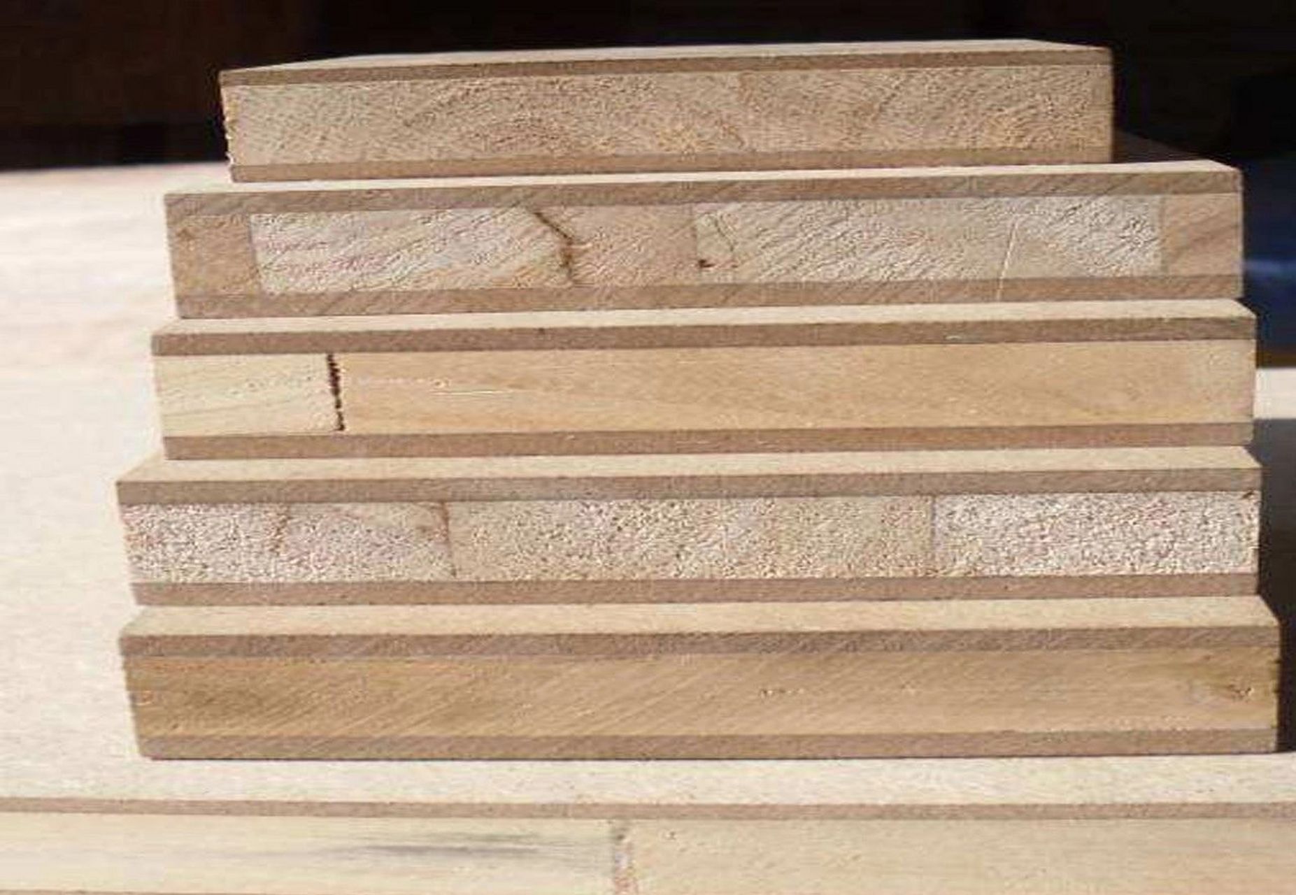 多层实木复合vs三层实木复合 1.