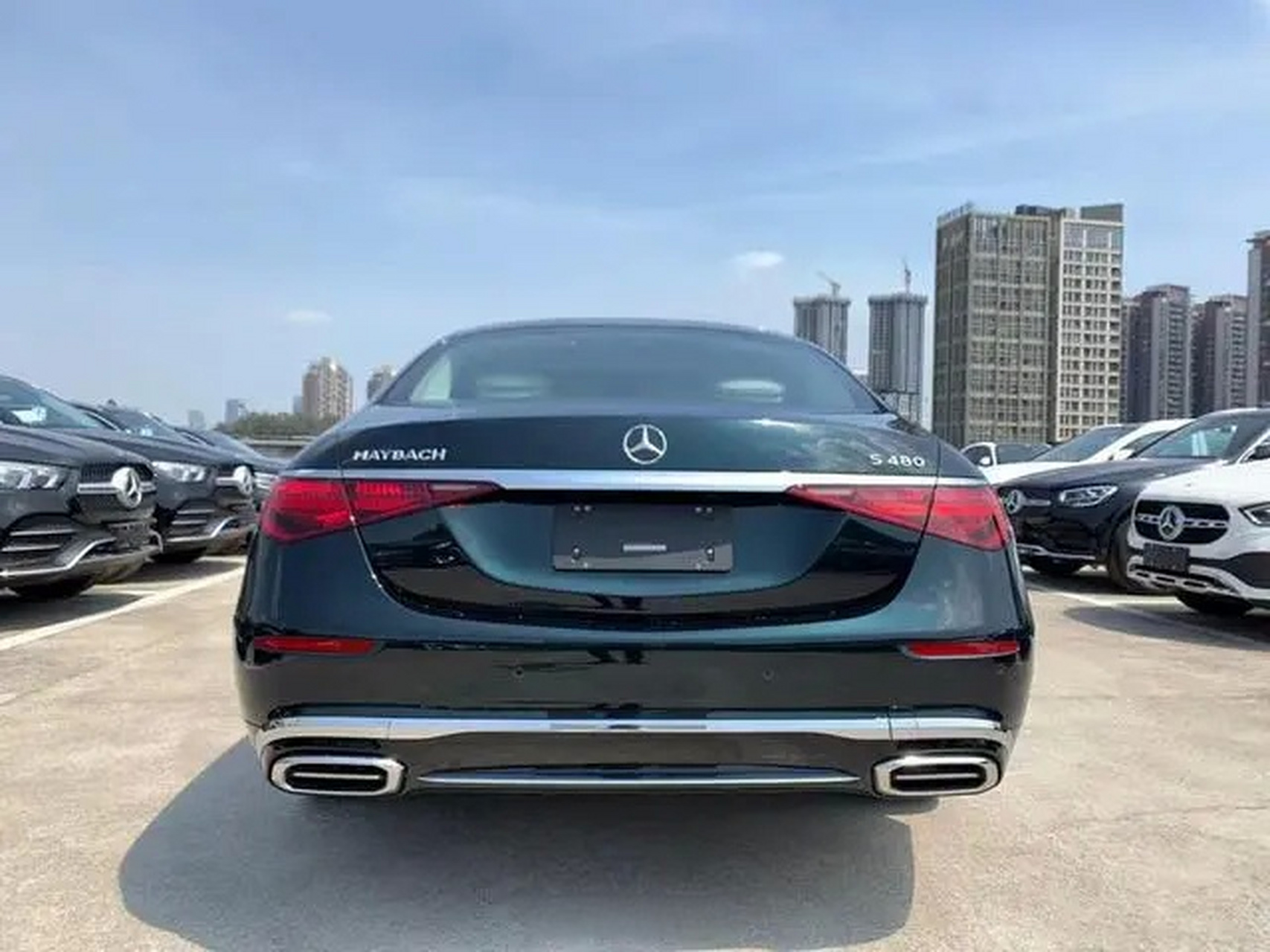 展车系祖母绿车漆的迈巴赫s480,不得不说,这种偏运动风格的车漆,搭配