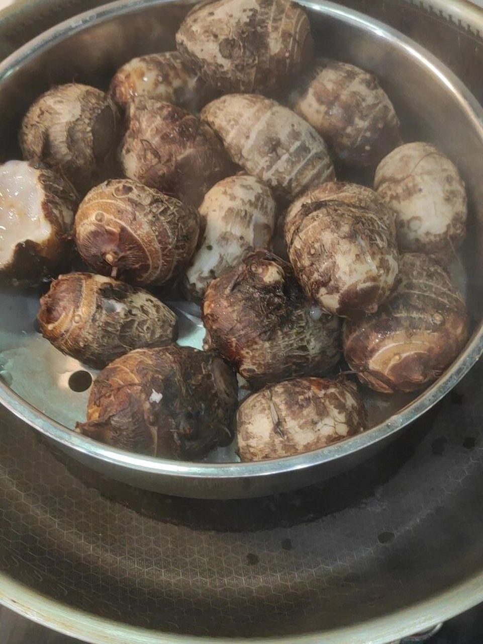 砂锅毛芋头教程 1,毛芋头洗干净蒸熟(图1) 2,把