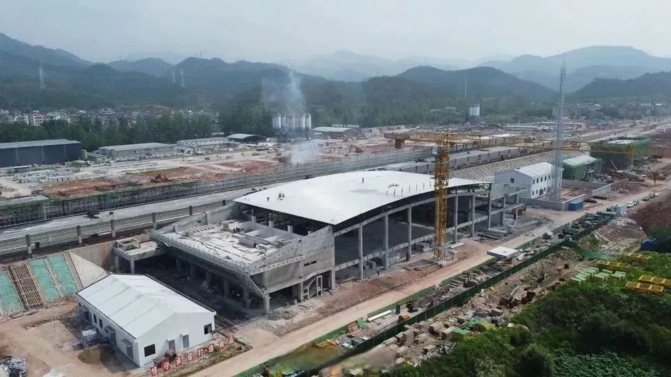 4月上旬,金甬铁路东阳站站房主体结构完成后,进入了二次结构施工