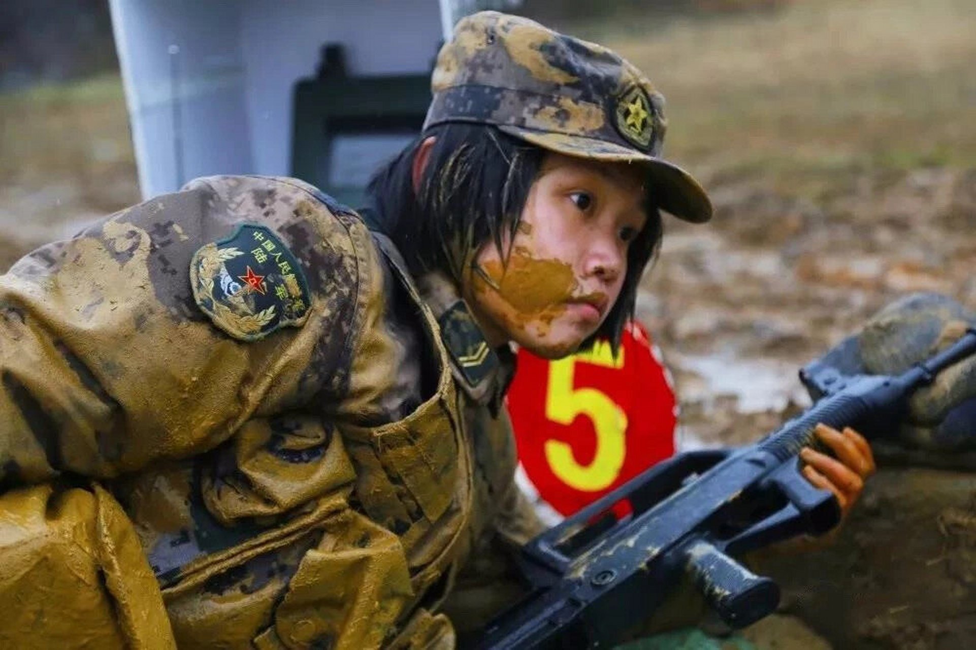 满身泥巴的女兵 美得让人泪目— 陆军女兵篇 都说战场属于男人 让女人
