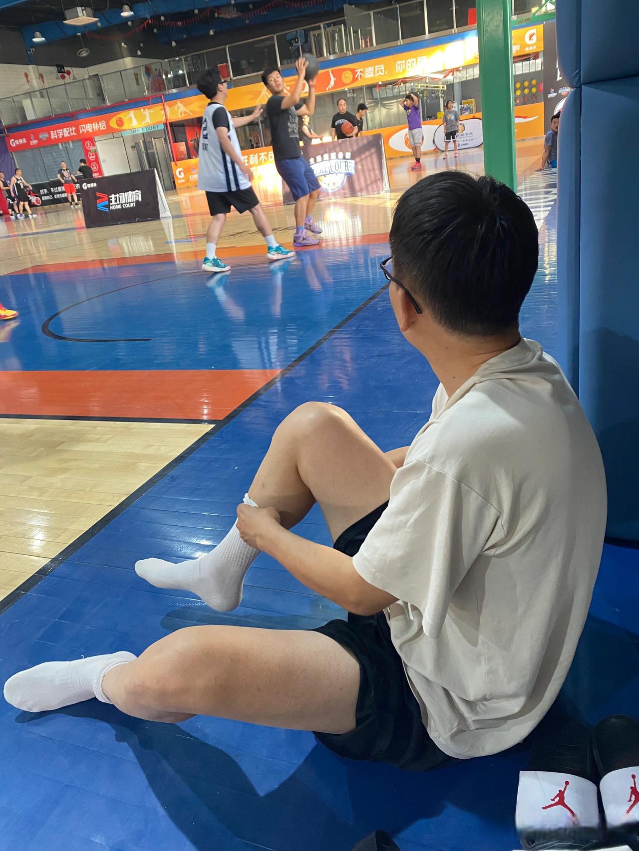 篮球是我很喜欢的运动每周二和周四晚上去体育馆打篮球