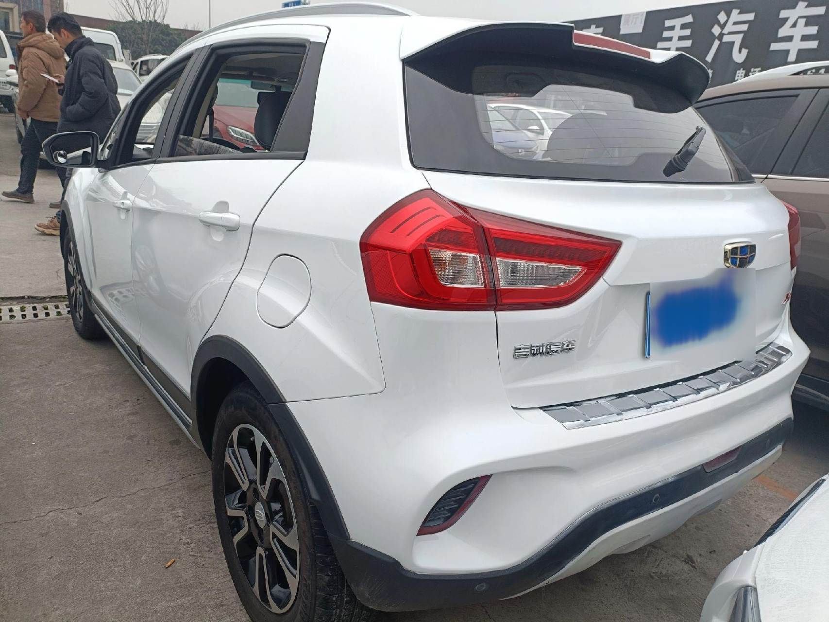 18年4月吉利远景x3手动挡带多功能方向盘,最美的的白色,费用同步,车况