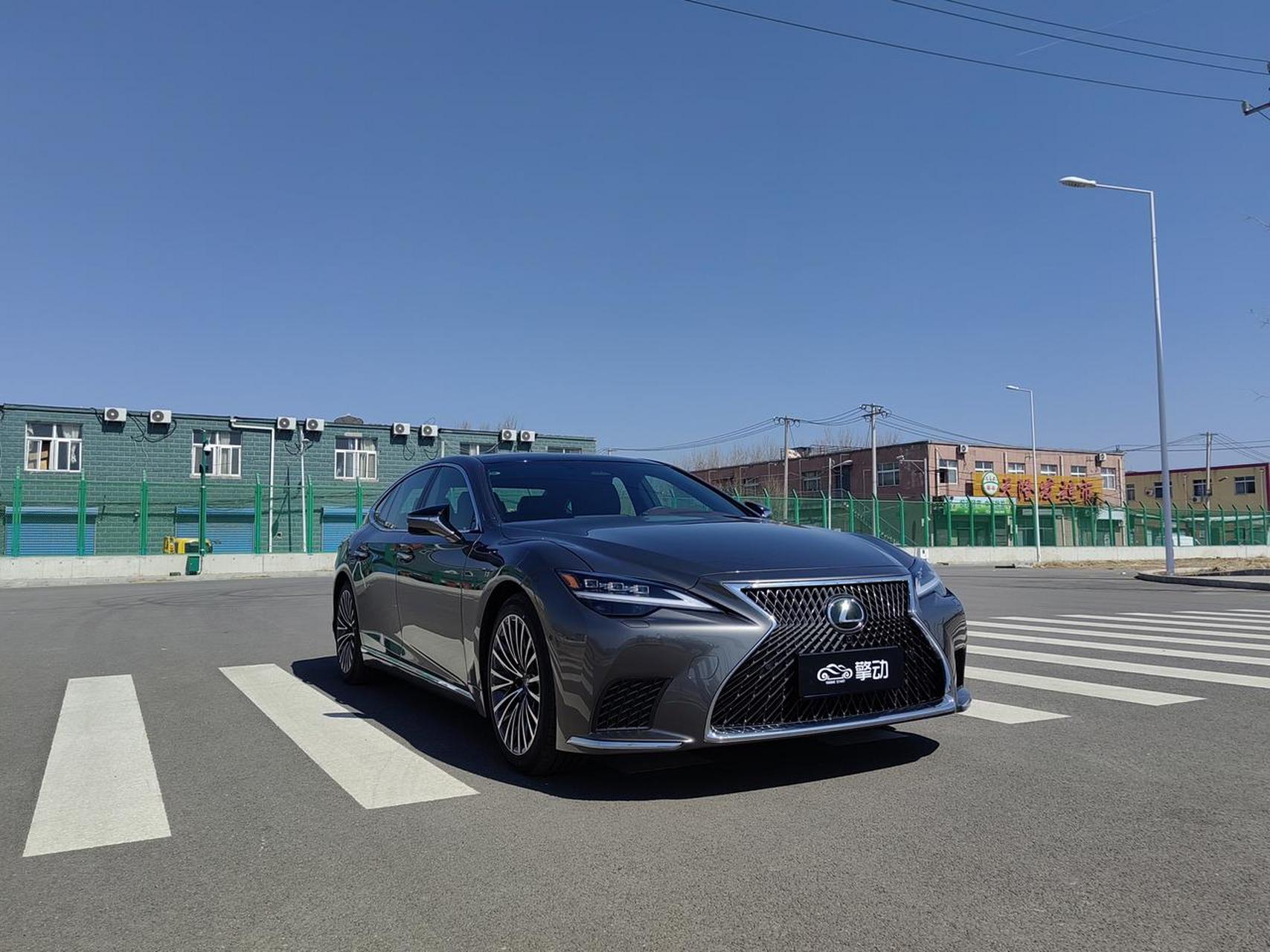 就是这台雷克萨斯ls 500h,外观我就不多说了,长5.2米,宽1.9米,高1.